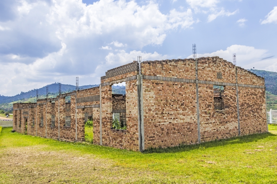 Ruinele unei şcoli unde au fost executaţi sute de etnici tutsi