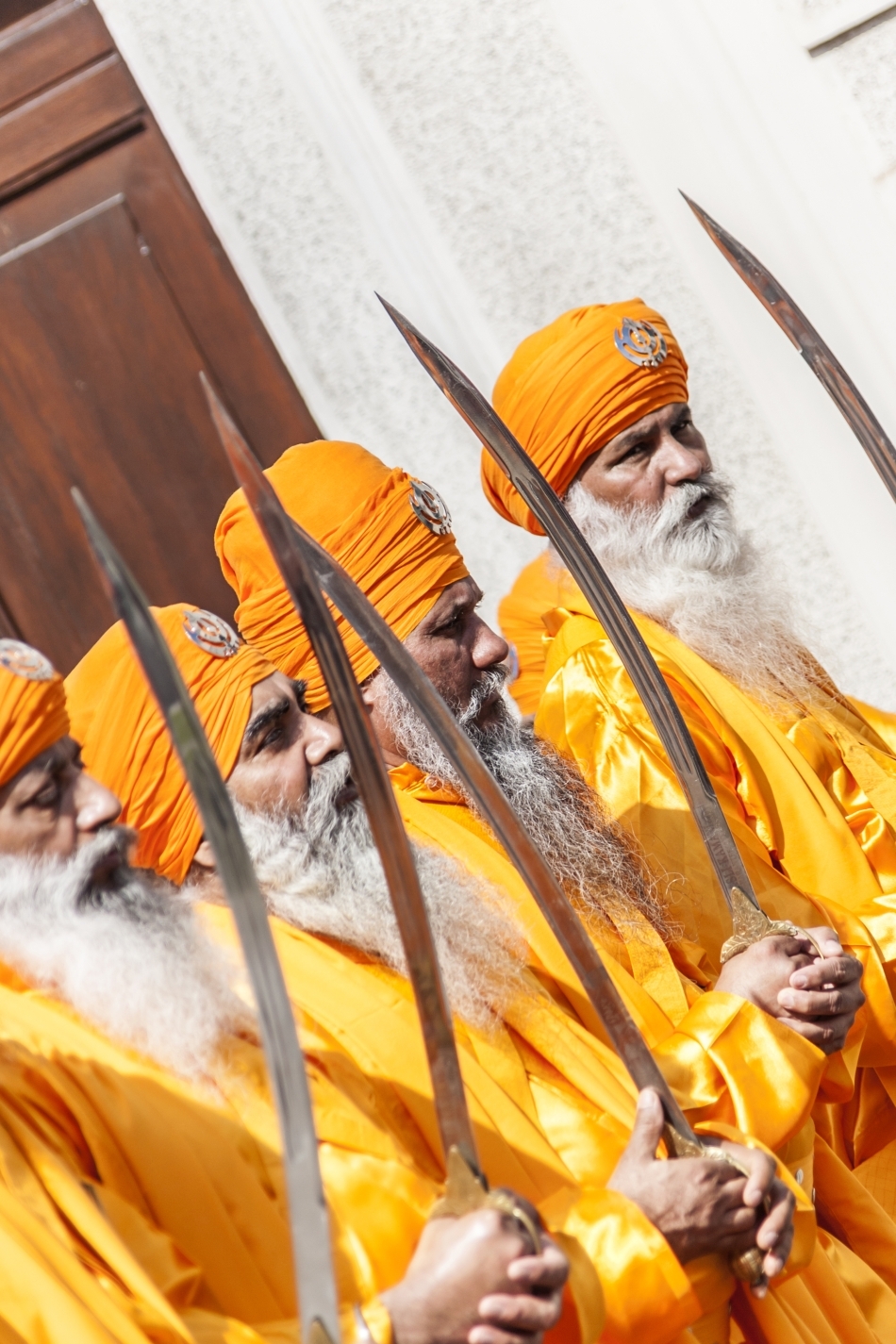 Bătrâni sikşi înarmaţii cu săbii în cadrul unei procesiuni religioase