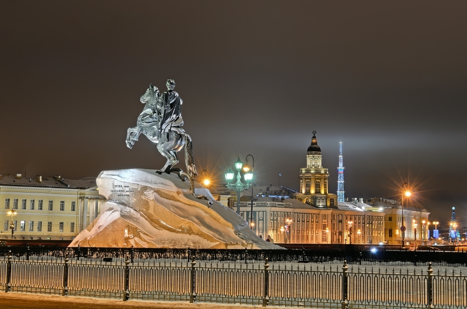 Ermitajul iarna cu statuia lui Petru Întîi în prim plan