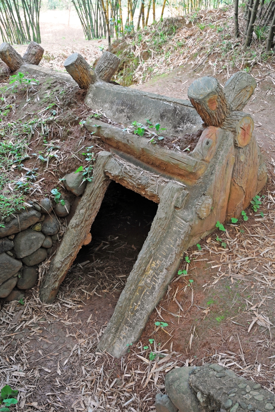 O intrare într-unul dintre celebrele tuneluri folosite de gherilele Viet Cong în timpul luptelor, pentru a se apăra de efectul bombardamentelor