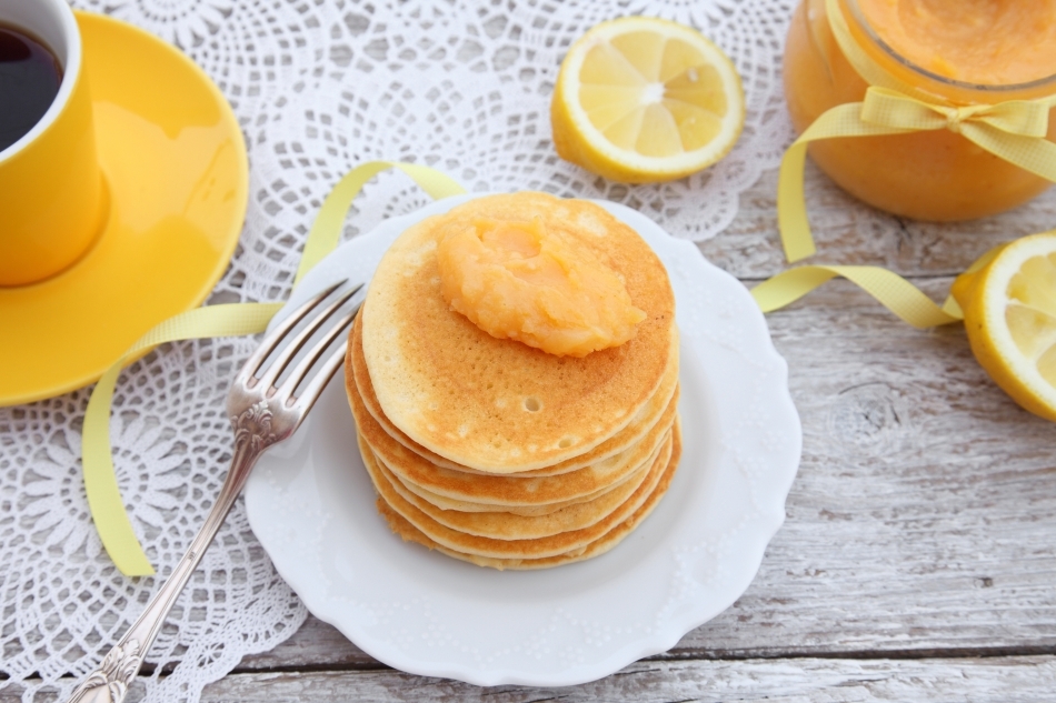 Clătite cu gem de gutui şi ceai, o gustare tipică de dimineaţă, din gastronomia kurdă