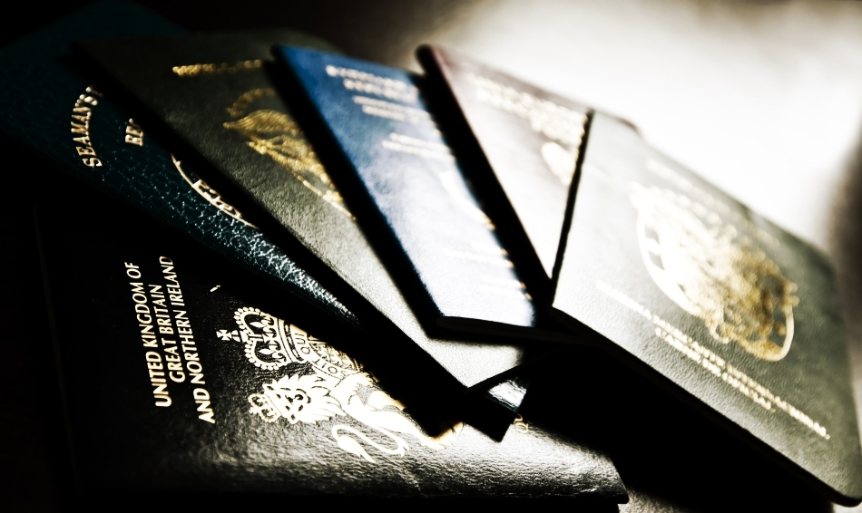 Un spion se foloseşte deseori de multe paşapoarte false.