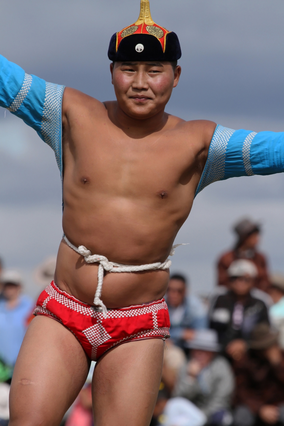 Campion mongol în timp ce performează dansul tradiţional al acvilei