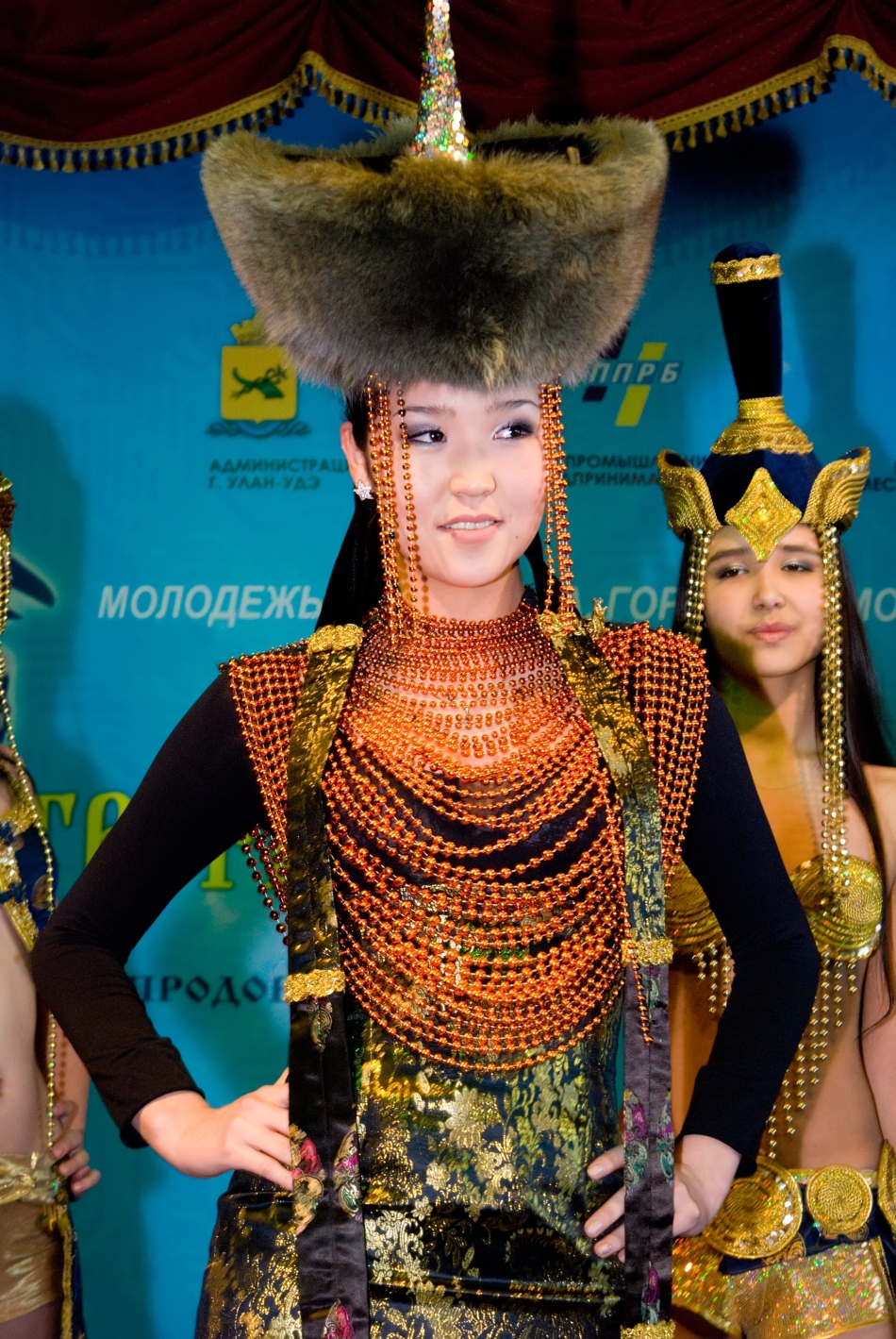 Costumul tradiţional purtat de femeile din vechea aristocraţie mongolă.