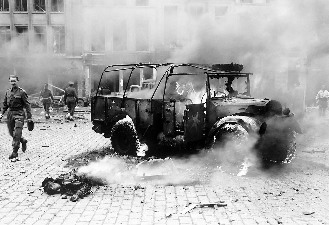 Urmările exploziei unei rachete V-2 în oraşul Anvers din Belgia