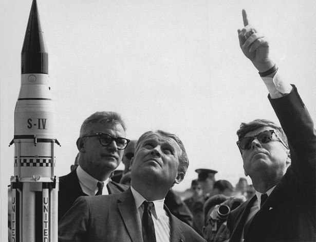 Werner von Braun alături de preşedintele american J.F. Kennedy