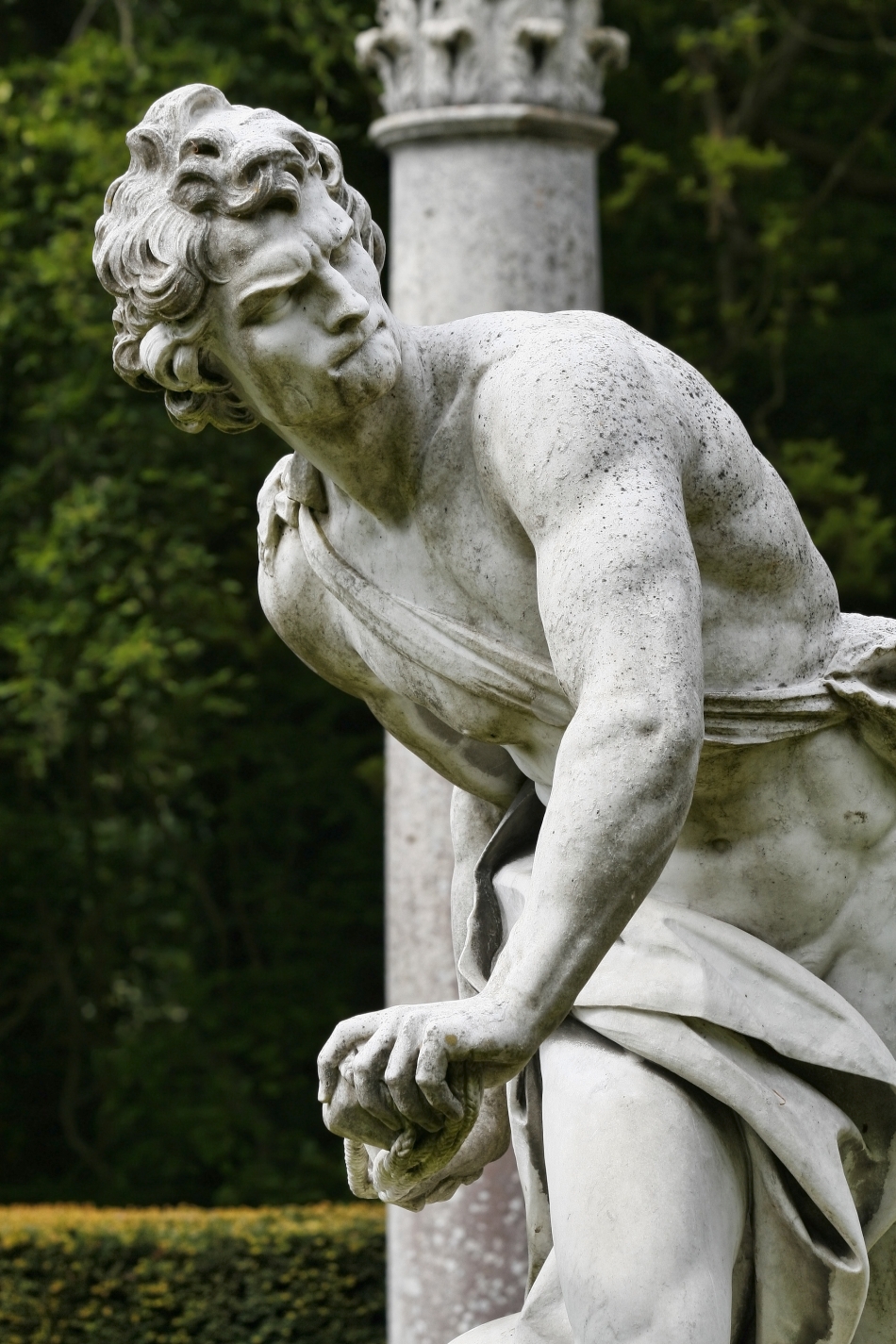 David aruncând cu praştia
