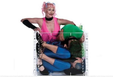 Trei contorsioniste au stat peste 6 minute într-o cutie minusculă