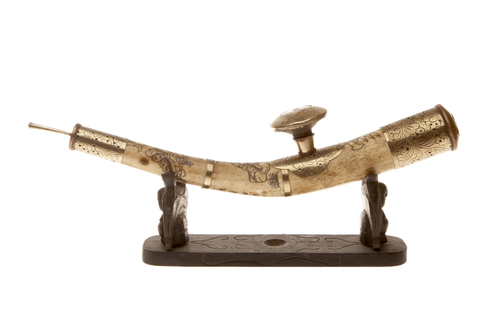 Pipă chinezească specială pentru fumatul opiului.