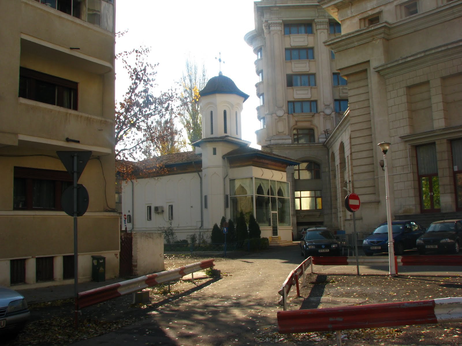 Noul amplasament al bisericii Schitul Maicilor, ascunsă printre blocuri