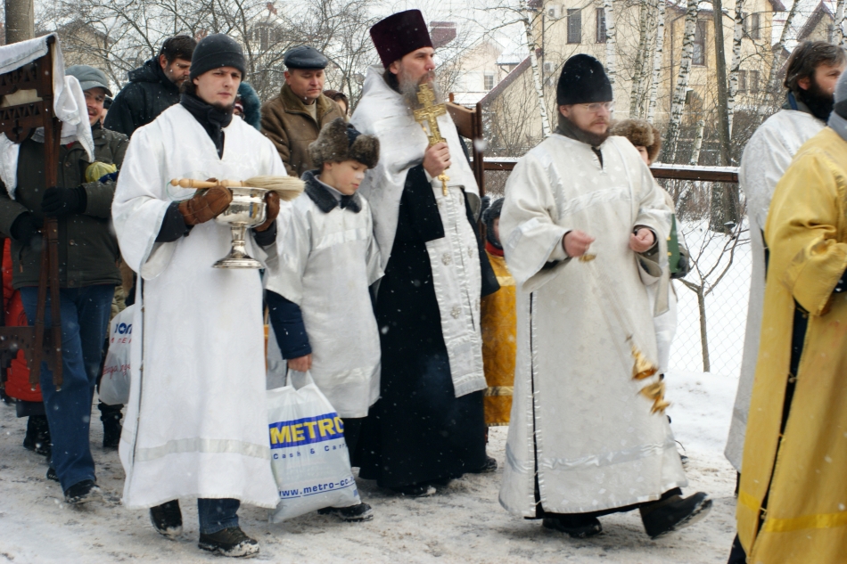 Procesiune ortodoxă de Crăciun undeva în Rusia.
