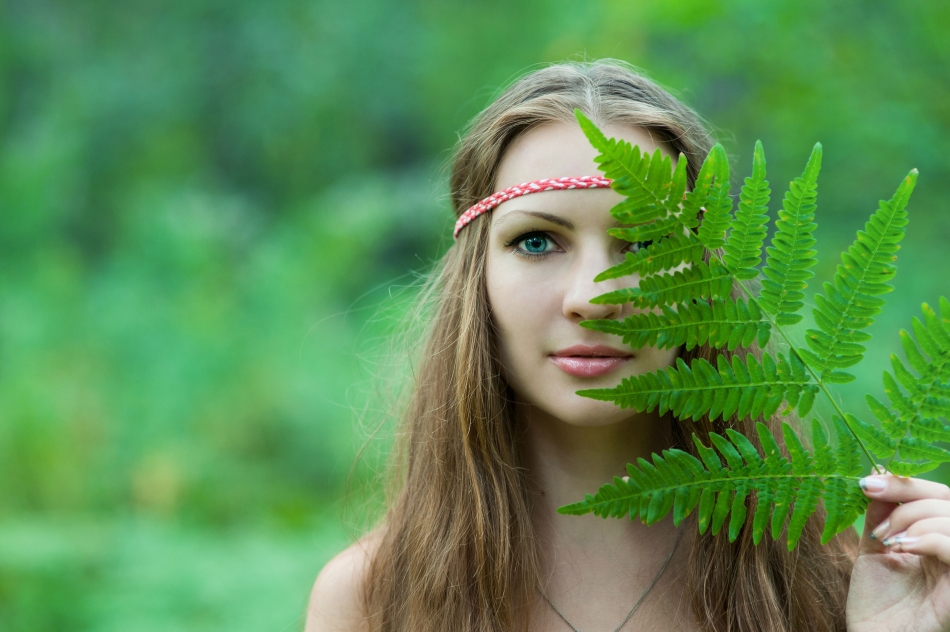 Tânără îmbrăcată tradiţional la sărbătoarea precreştină a primăverii, Kostroma.