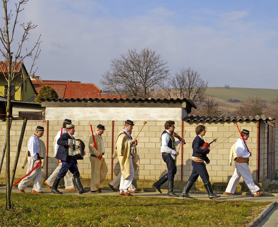 Procesiune a valahilor moravi îmbrăcaţi în costumele lor tradiţionale.