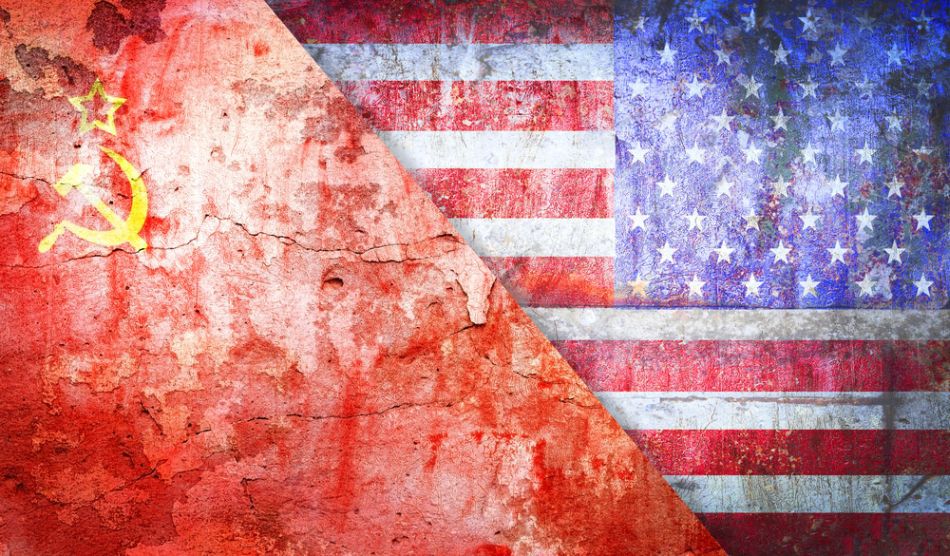 Drapelele sovietic şi american.