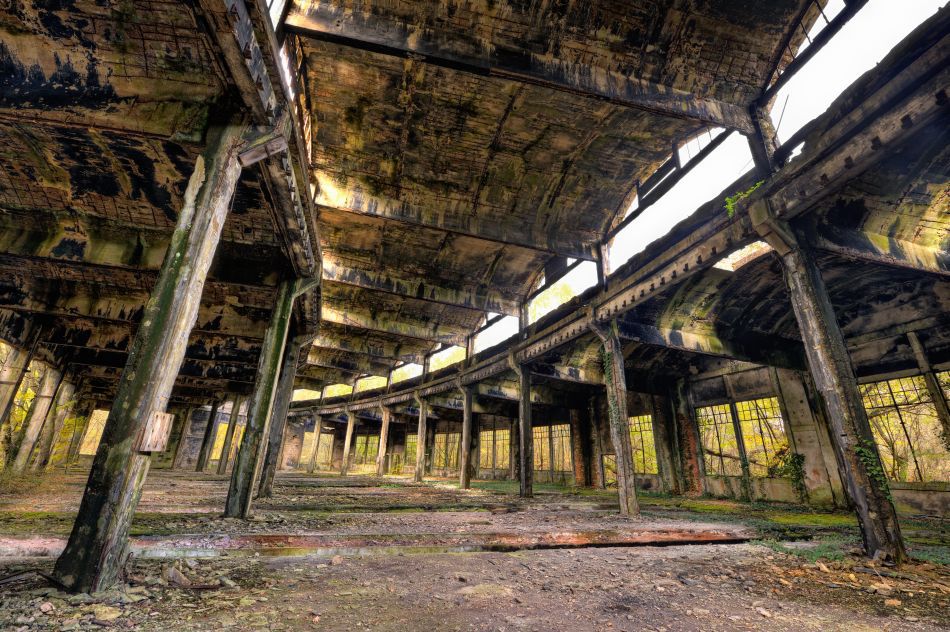 Explorare într-o gară de tren ruinată.