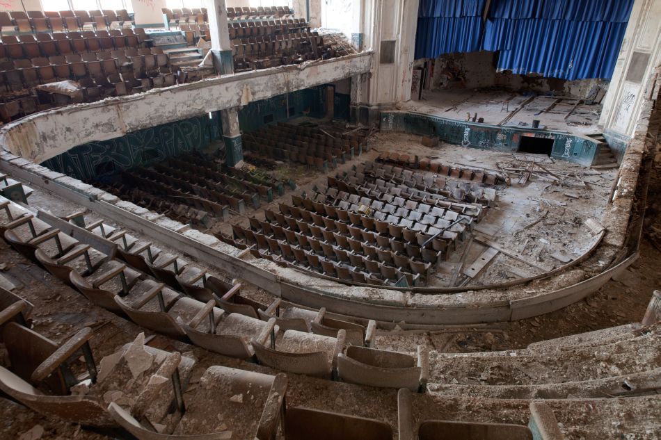 Explorare într-o sală de teatru ruinată.