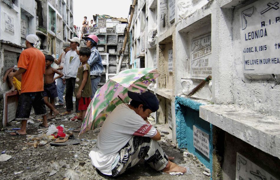 Tineri locuind în interiorul Cimitirului Municipal din Manila (Filipine), 30 Octombrie 2009