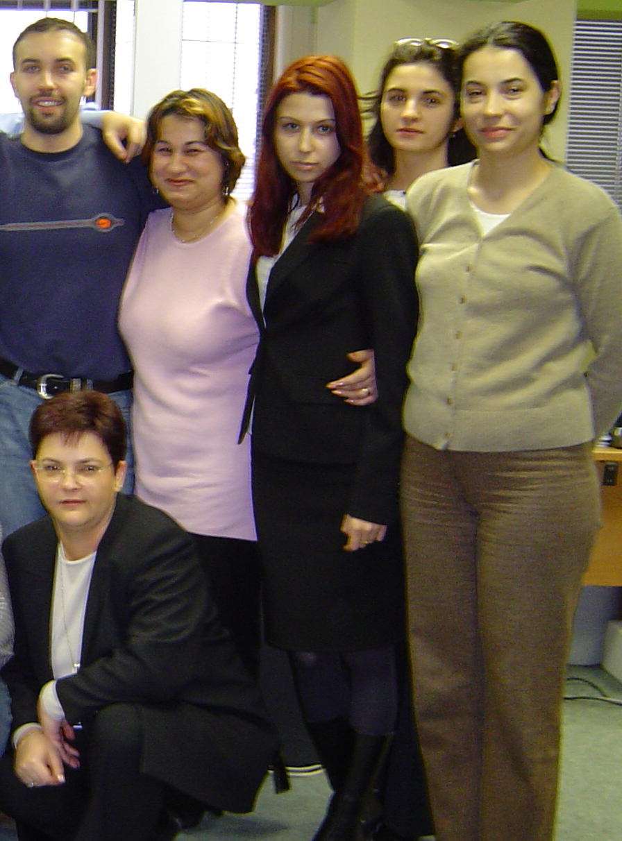 Raluca Stroescu (centru, în costum negru) într-o fotografie de familie