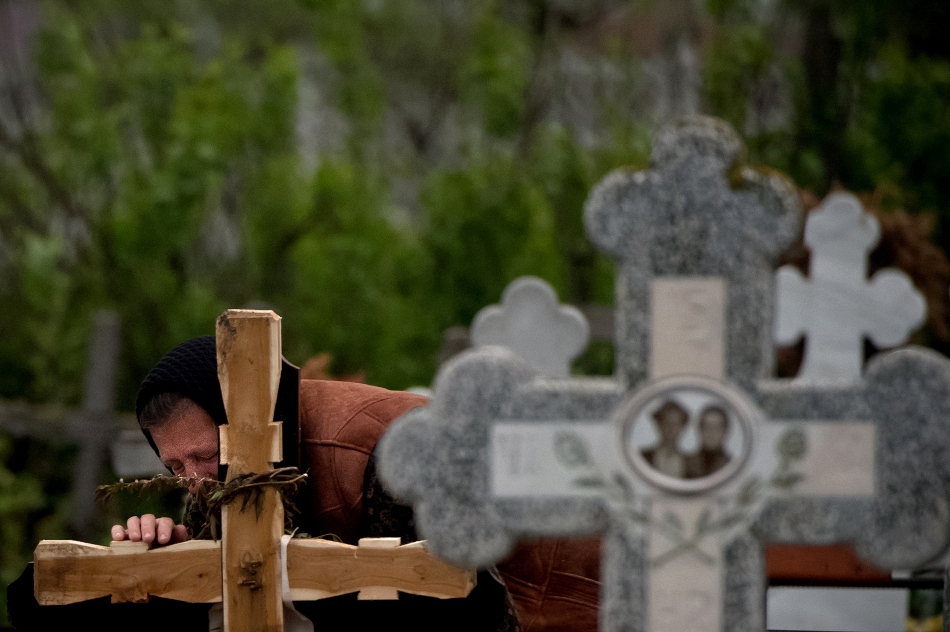  O bătrână îşi jeleşte morţii în cimitirul satului Copaciu, Judeţul Giurgiu.