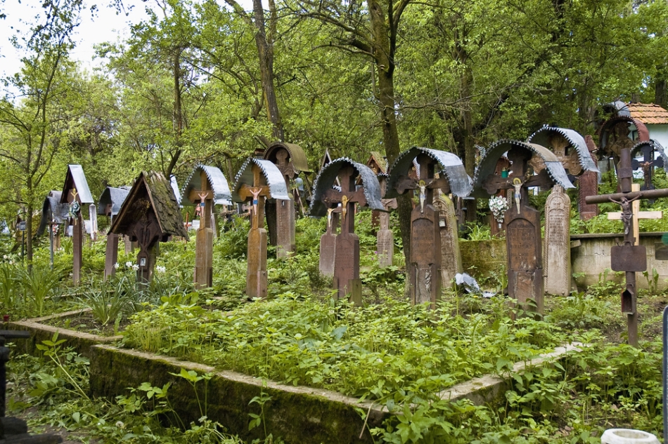Crucile dintr-un cimitir orotodox tipic din România.
