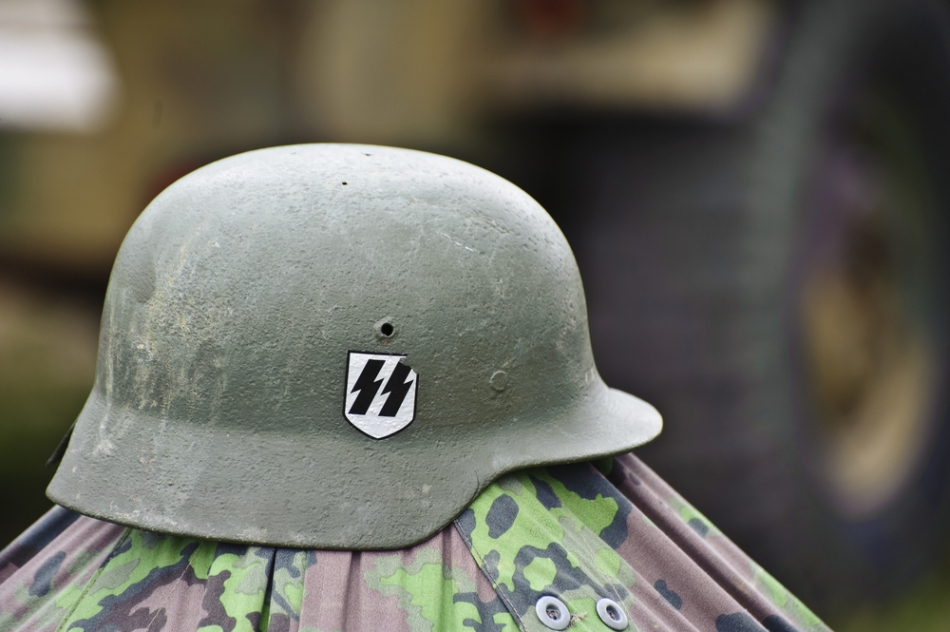Cască de soldat din SS, ornată cu runele caracteristice acestei organizaţii.