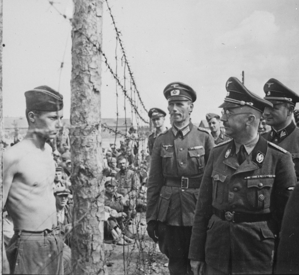 Himmler în timp ce vizita un lagăr cu prizonieri sovietici.