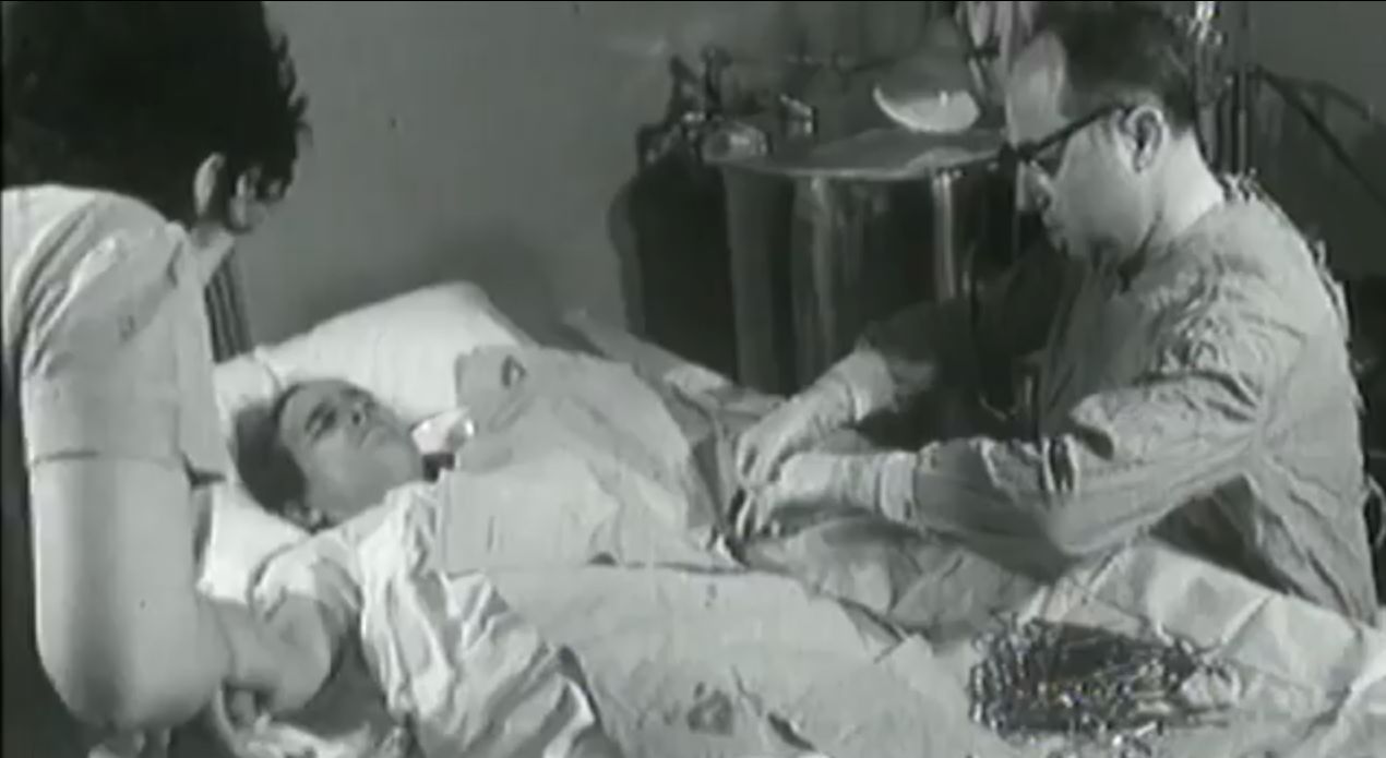 Medicii îngrijesc o femeie la spital, după ce a suferit complicaţii în urma unui avort