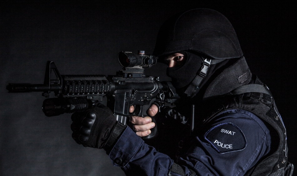 Luptător din trupele antiteroriste gata de intervenţie.