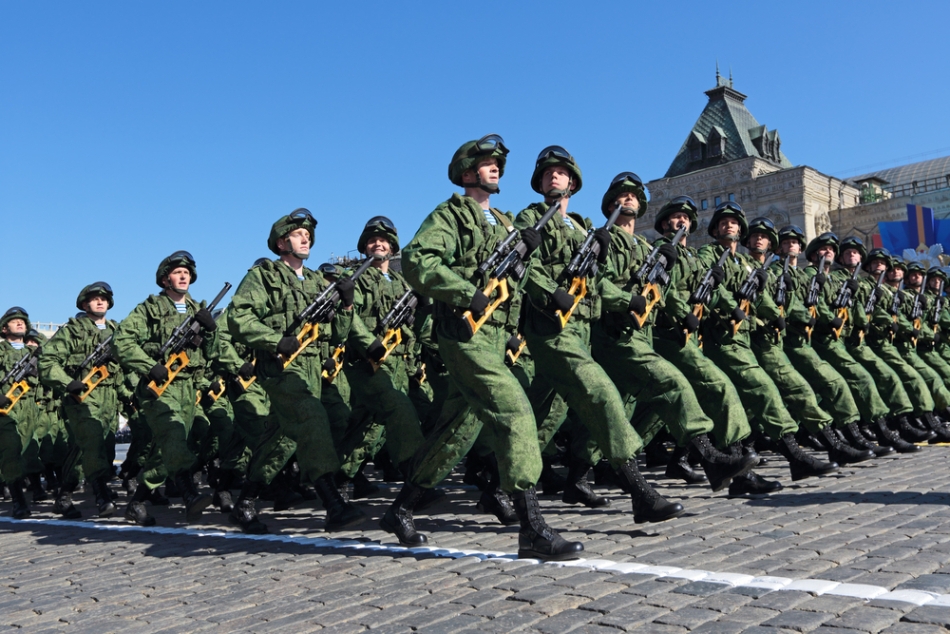 Soldaţi ruşi la defilare.