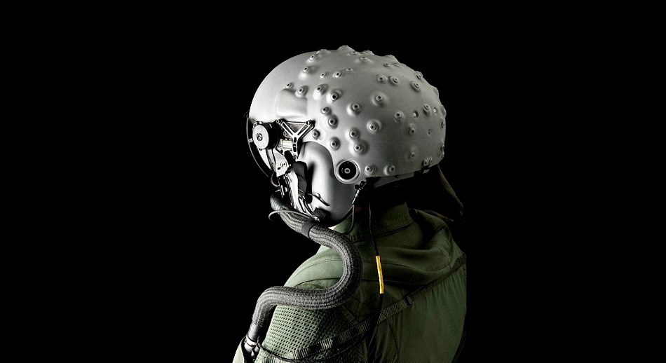 Piloţii de vânătoare pot vedea prin pereţii avionului, cu ajutorul unei căşti revoluţionare