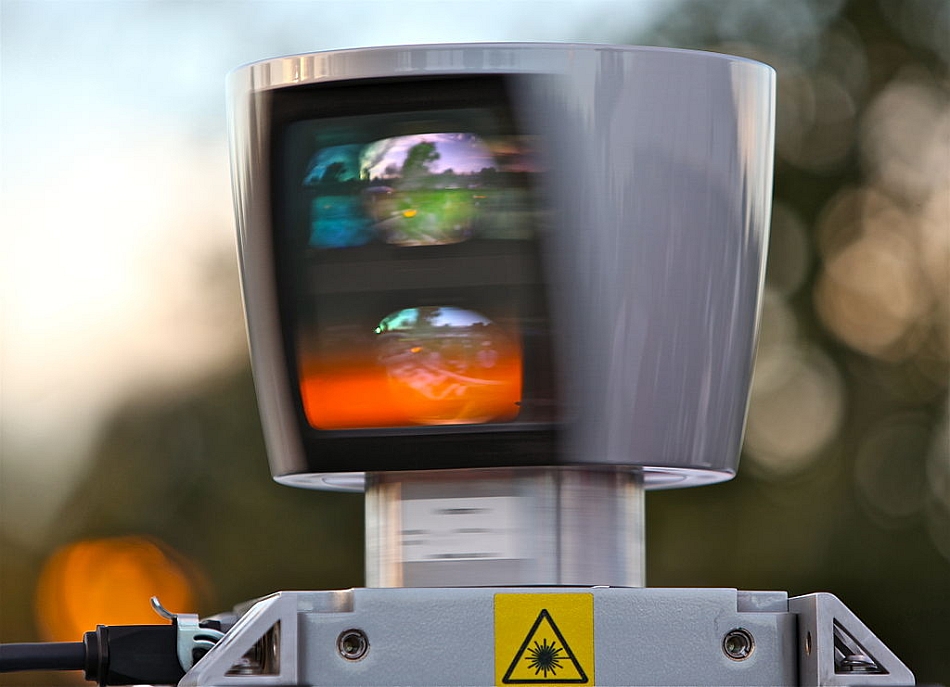 Acest sistem LIDAR se învârte de 10 ori pe secundă, colectând 1,3 milioane de puncte 3D în fiecare secundă  