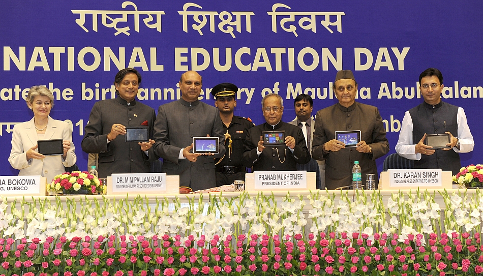 Preşedintele Indiei, Pranab Mukherjee, prezintă cea mai ieftină tabletă din lume