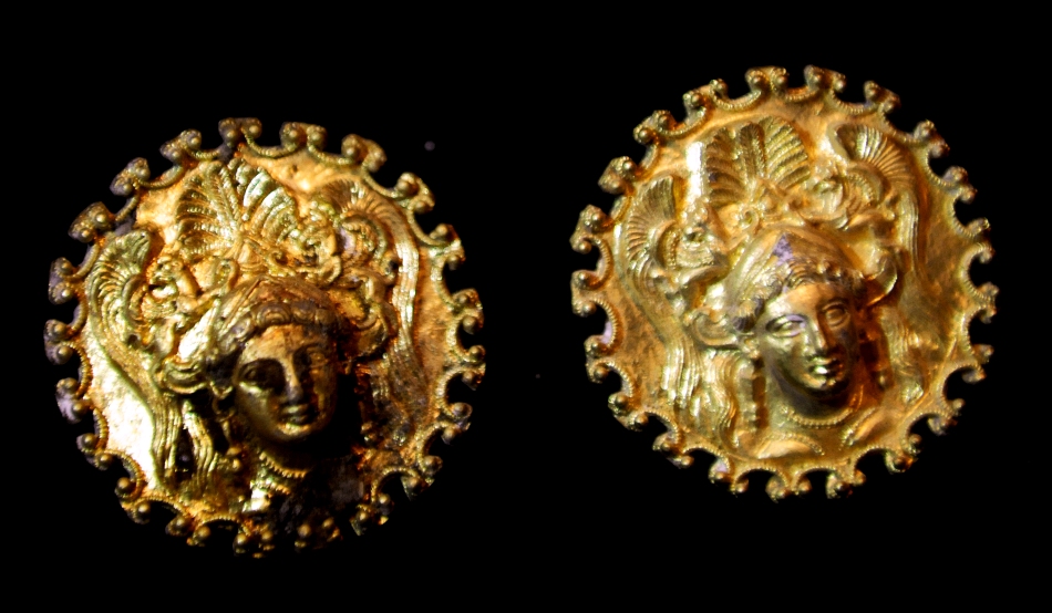 Podoabele de aur, cu figuri feminine, sunt printre cele mai impresionante piese din tezaur