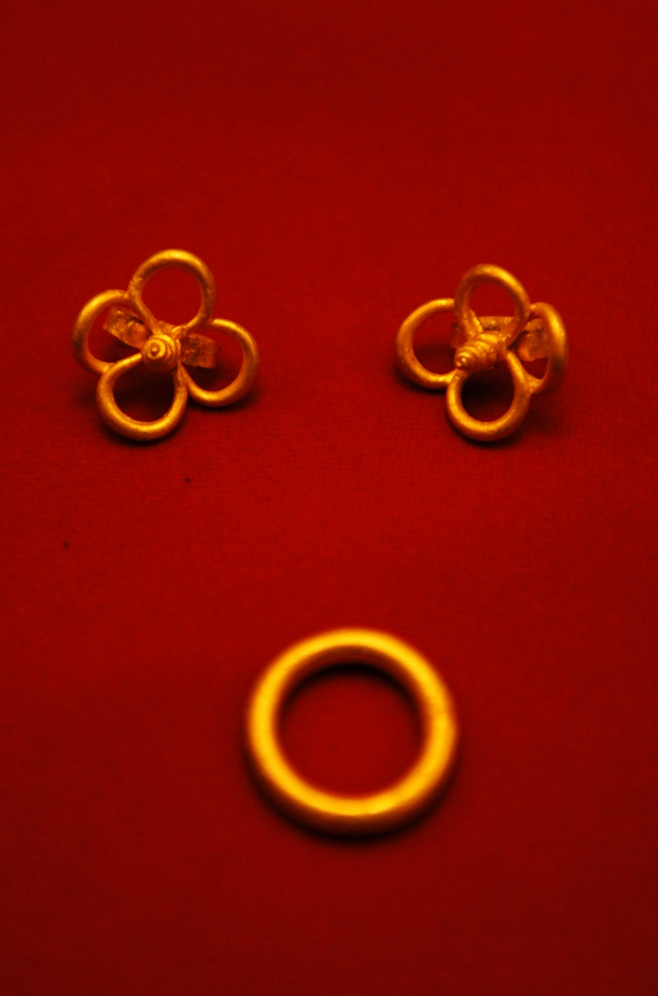 Unele dintre bijuterii au o lucrptură mai simplă; altele însă, sunt impresionante prin decorul bogat.