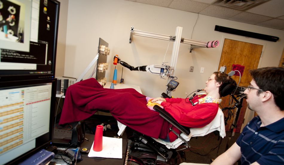 Cel mai realist braţ robotic controlat cu gândul