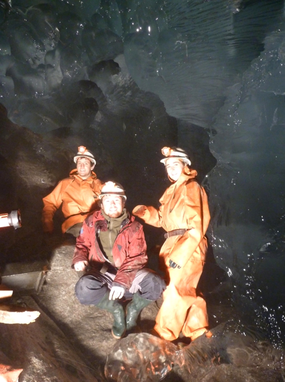 Laboratorul găzduieşte, de obicei, 3-4 cercetători care lucrează câte o perioadă de 6-7 zile.