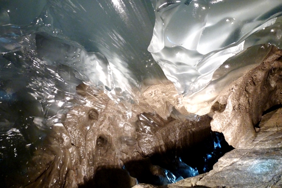 La baza gheţarului se observă diferenţele dintre gheaţa cristalină şi sedimentele pe care aceasta s-a format.