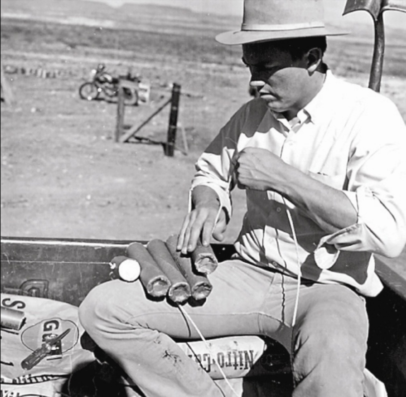 Bob Philpott pregătind explozibilul 