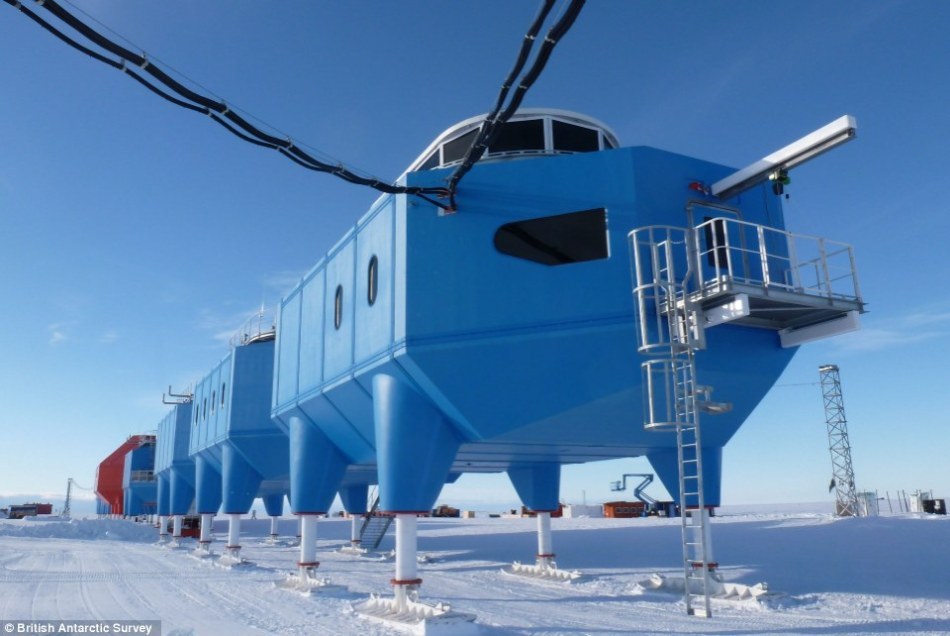 Picioarele prevăzute cu „tălpi” fac posibilă mutarea construcţiei, la nevoie.