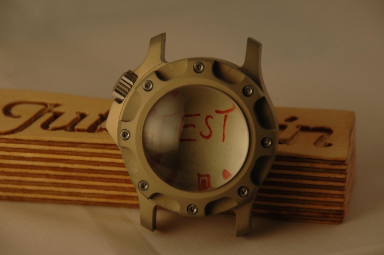 Ceasul care rezistă la unul dintre cei mai puternici explozibili, noua invenţie a germanilor