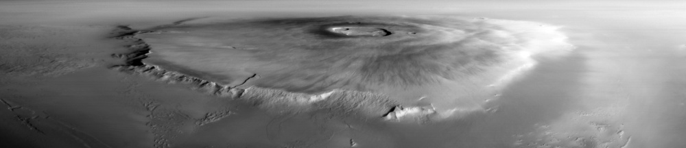 Mars Global Surveyor a surprins această vedere oblică a grandiosului Olympus Mons, cu o înălţime de 27 de kilometri