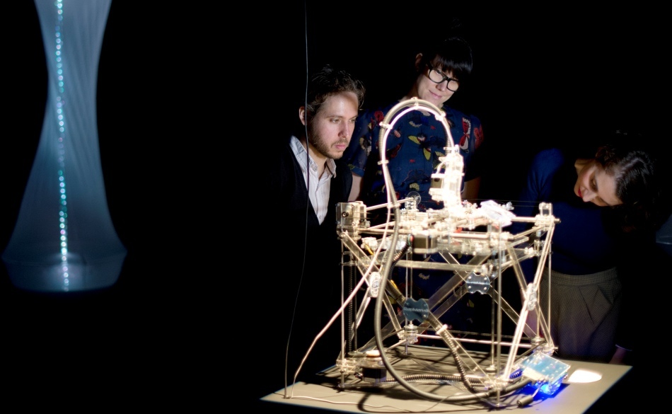 Imprimanta cu aspect futurist care produce biscuiţi din făină de insecte.