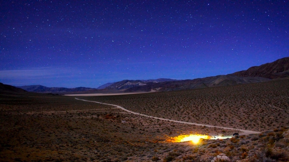 Aurora roz de deşert: un eveniment rar surprins într-un timelapse uluitor