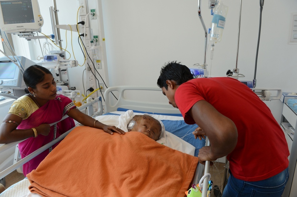 Roona şi părinţii după intervenţia medicală