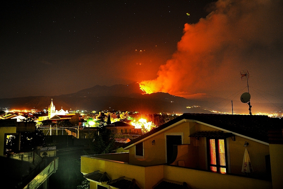 Erupţia vulcanului Etna din 30 iulie 2011 a fost surprinsă într-o fotografie spectaculoasă realizată în oraşul Catania