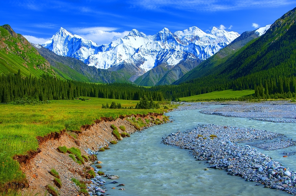 Munţii Tian Shan fotografiaţi din Valea Xiata, Zhenjiang (China)