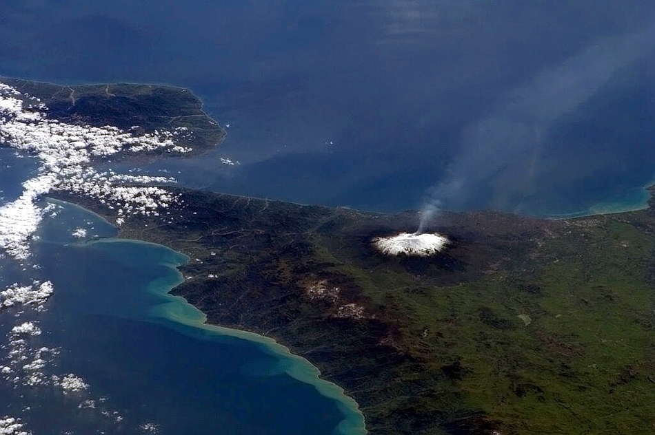 Muntele Etna fotografiat din la bordul Staţiei Spaţiale Internaţionale de astronautul Chris Hadfield