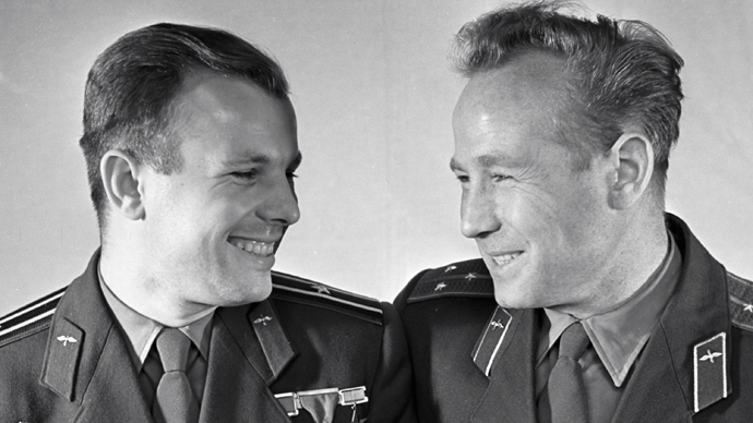 Cosmonauţii Iuri Gagarin (stânga) şi Alexei Leonov (dreapta)