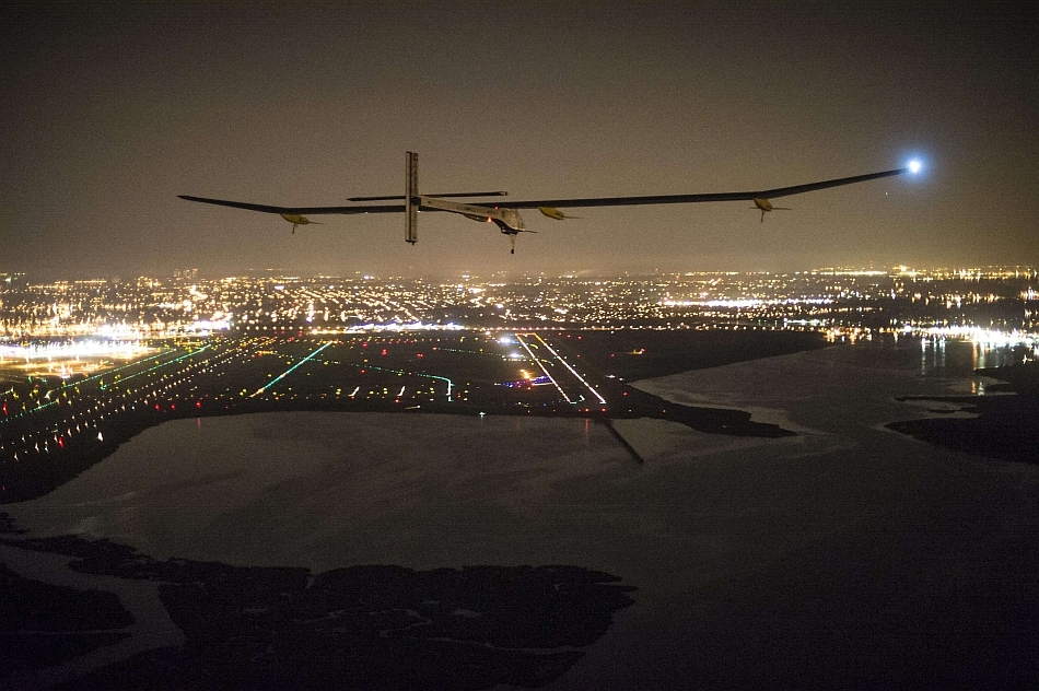 Avionul Solar Impulse HB-SIA la aterizarea pe aeroportul JFK