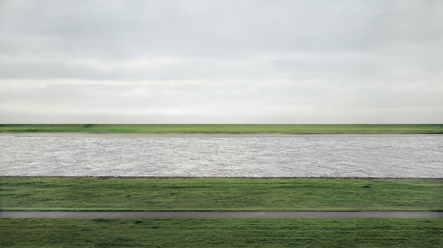 Rhein II realizată de Andreas Gursky